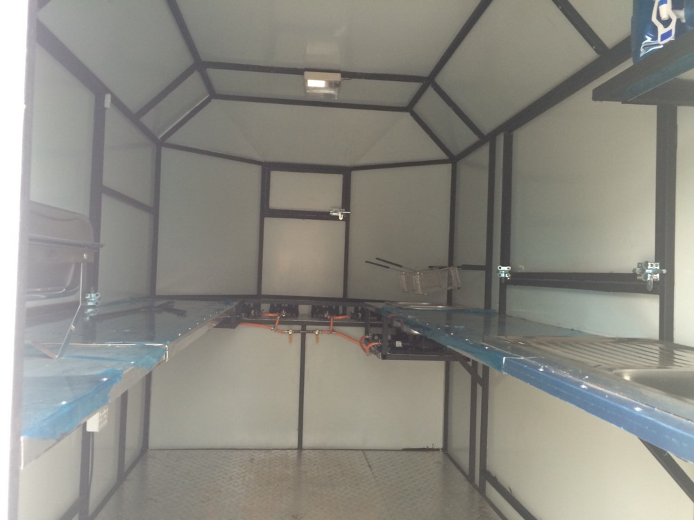 04. Trailer inside.